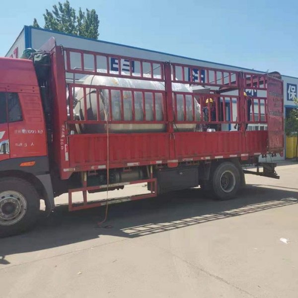 石英砂過濾罐專車發(fā)貨
